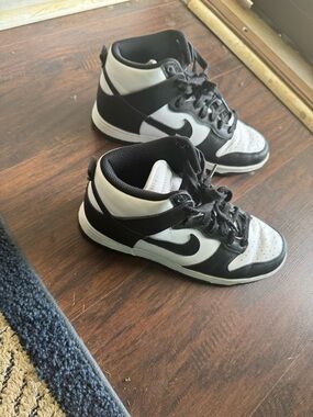 Nike Dunk. Hi-Top. Women 8.5
